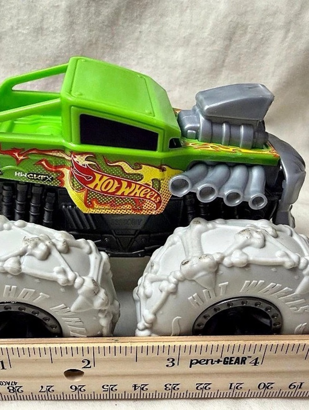 Hot Wheels Monster Trucks Twisted Tredz Bone Shaker Bone Shaker Green & White